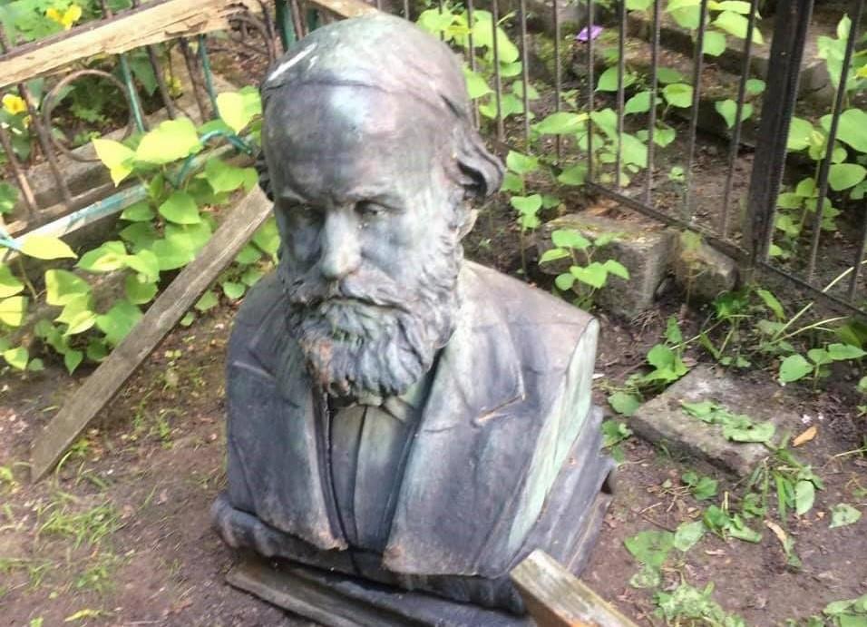 Наруга над пам’яттю. З могили вченого на Байковому кладовищі виламали латунний бюст