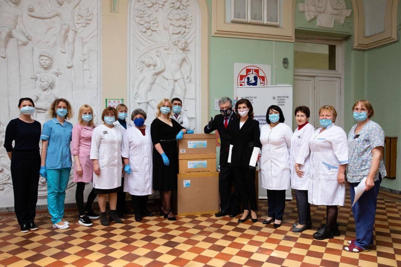 Наші янголи-охоронці і справжні герої. В “Євросолідарності” привітали медиків з професійним святом