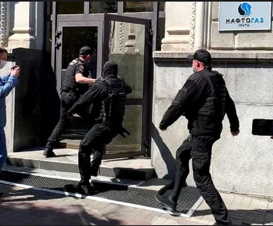 Маски-шоу продовжуються. Фіскали прийшли в “Нафтогаз”