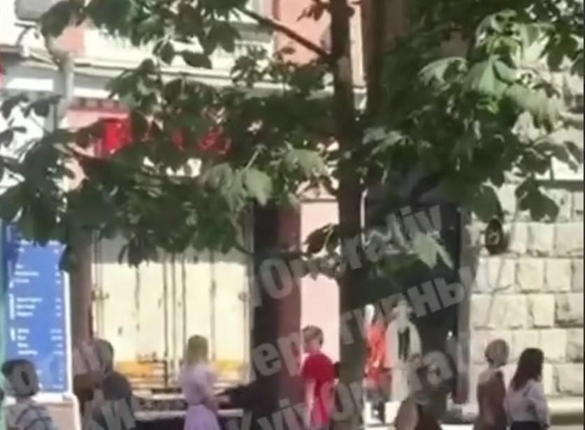 Сучасний Вінні-Пух: вантажівка застрягла в арці на Хрещатику (ВІДЕО)