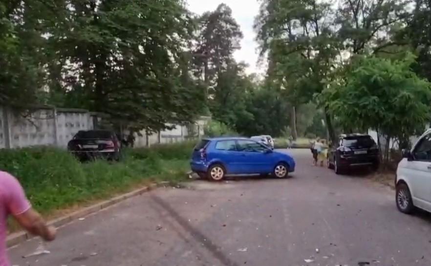 Підлітки ромської народності розбили біля озера кілька автівок. Весь табір прийшов на допомогу (ВІДЕО)