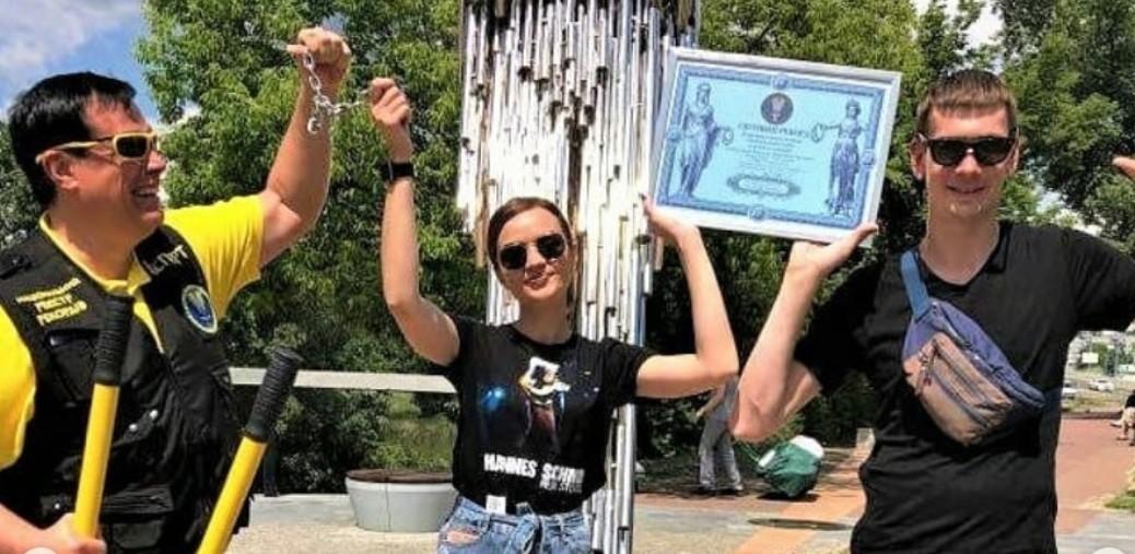 Стосунки завершено: закована пара зняла ланцюг та хоче продати його за 3 млн доларів
