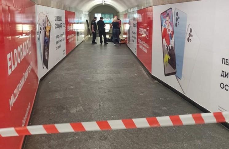 У київському метро помер кур’єр служби доставки (ФОТО)