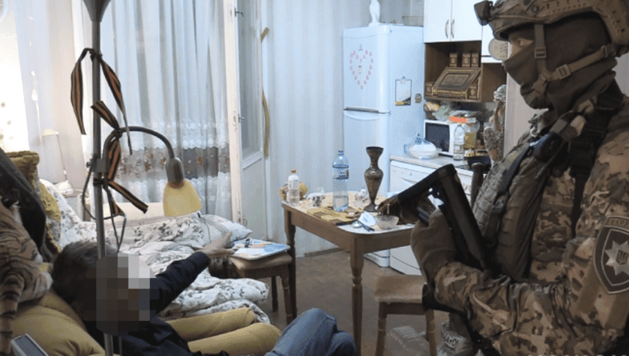 У Києві чоловік заліз через вікно до квартири та взяв її власницю в заручники (ФОТО)