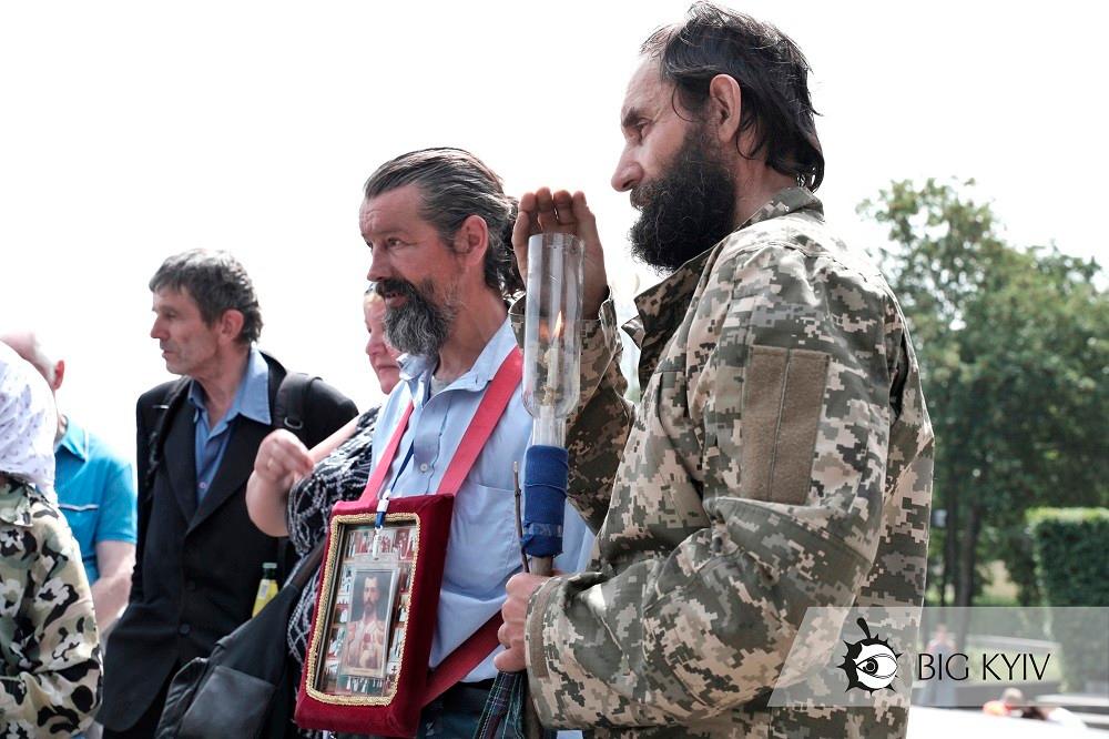 На вшанування жертв Другої світової у парк Слави принесли портрет царя Миколи І (ФОТО)