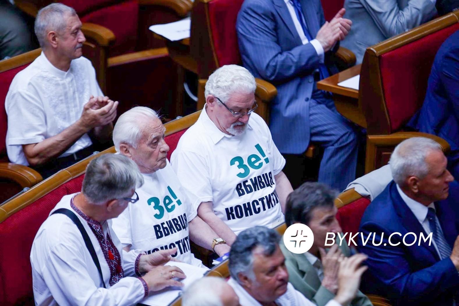 “Слуги” розгорнули кампанію проти авторів Конституції, які прийшли в Раду в футболках “Зе – вбивця Конституції”