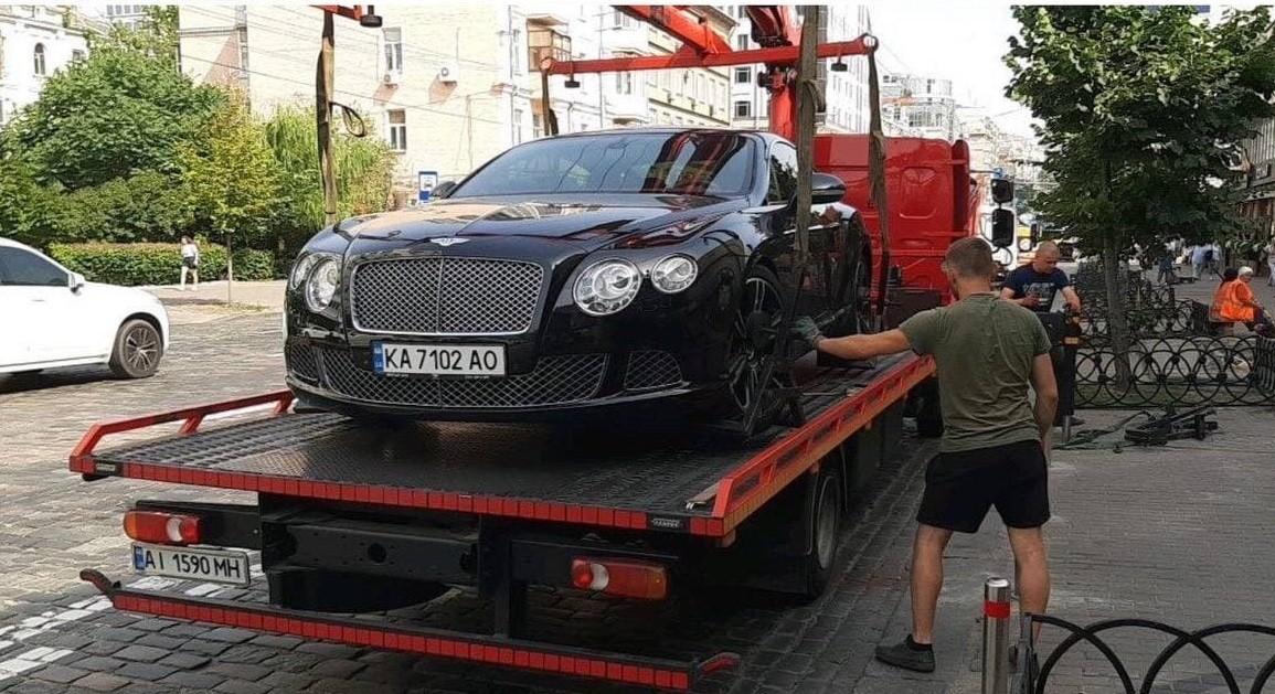 У центрі Києва евакуювали Bentley з “прихватизованого” тротуару