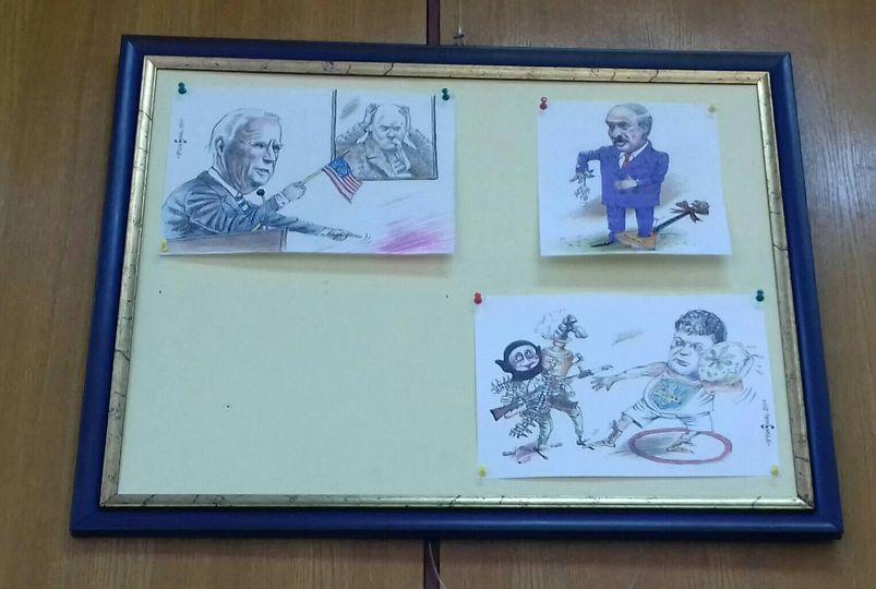 “Перебдєлі”. Бібліотека прибрала з виставки карикатури на Зеленського, але після розголосу повернула