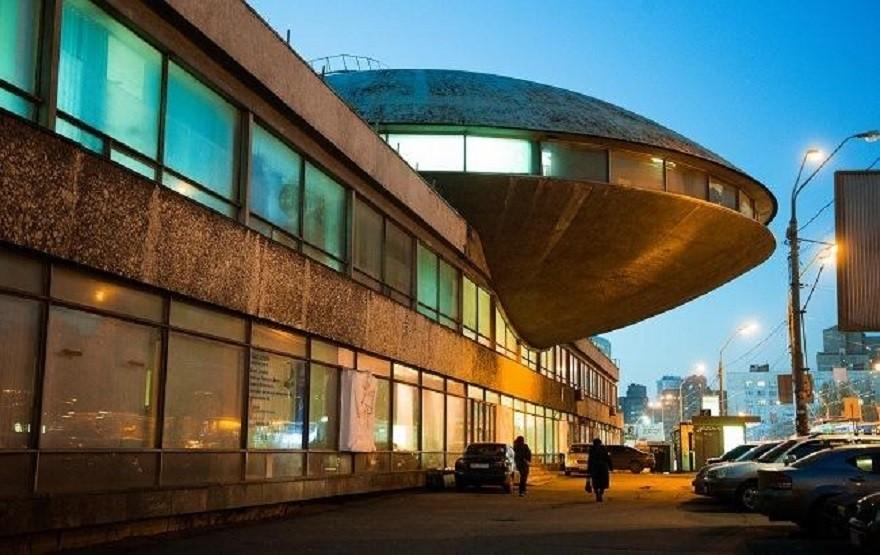 Знесуть чи відремонтують? “Тарілку” на Либідській обнесли парканом (ВІДЕО)