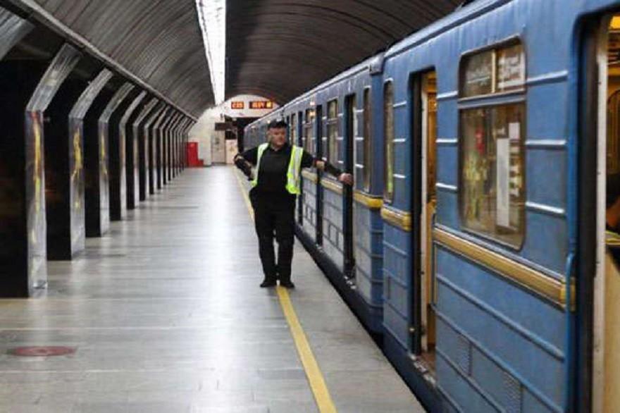 140 мільйонів поїздок за півроку. У столичному метро майже вдвічі поменшало пасажирів