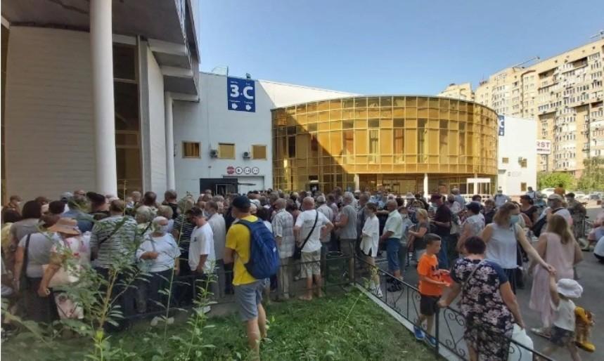 Черги та конфлікти: в Києві ажіотаж навколо вакцинації Pfizer (ФОТО)