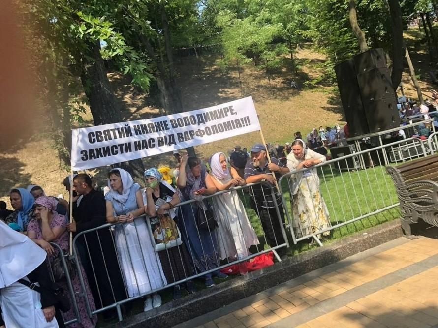 “Захисти, святий княже, від Варфоломія”. “Московські” віряни піднялися на Володимирську гірку (ВІДЕО, ФОТО)