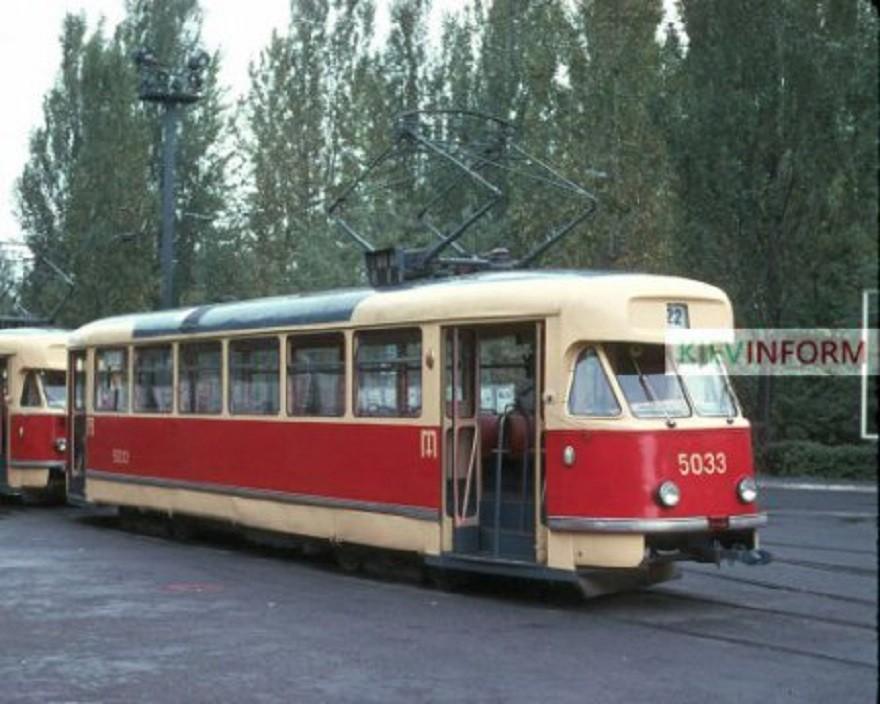 У центрі Києва військовий УАЗик в’їхав у трамвай (ФОТО)