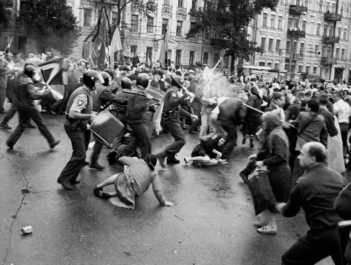 Кривавий вівторок: 26 років тому в Києві почалися вуличні бої під час похорону патріарха Володимира