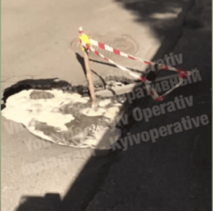 У Центрі Києва знову провалився асфальт. Калюжа на Жилянській (ВІДЕО)