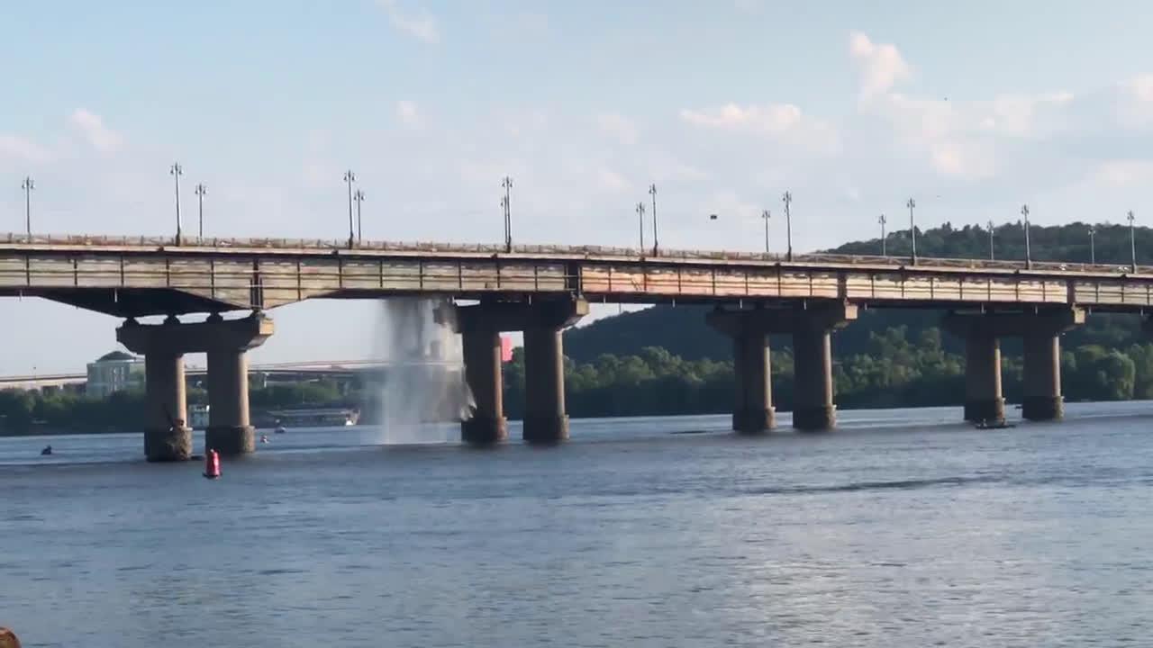 Без цього тиждень не зарахується. З мосту Патона знову хлеще водоспад (ВІДЕО)