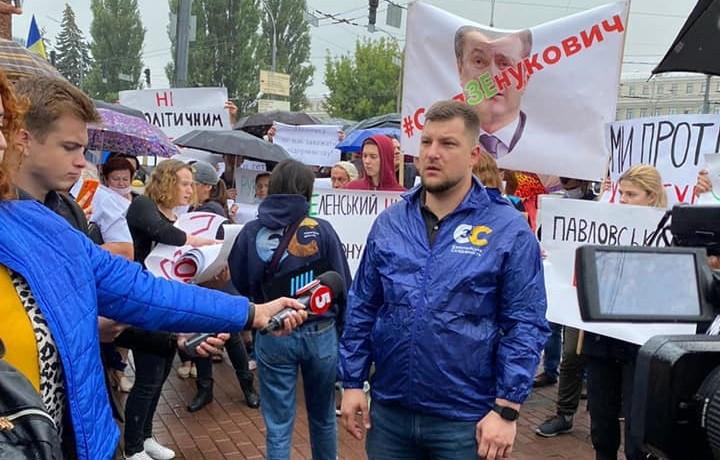 Зеленський хизується на параді армією і судить генерала Павловського, який її оснащував – Погребиський