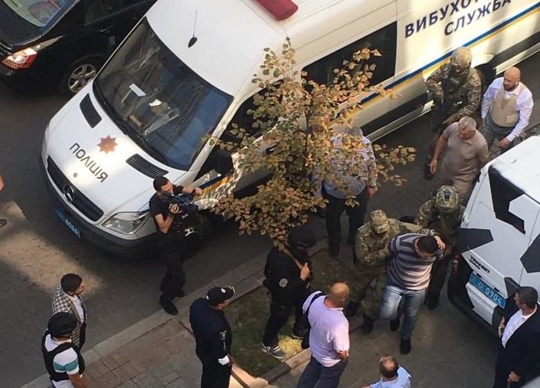 Захоплення Кабміну: чоловік з гранатою здався поліцейським