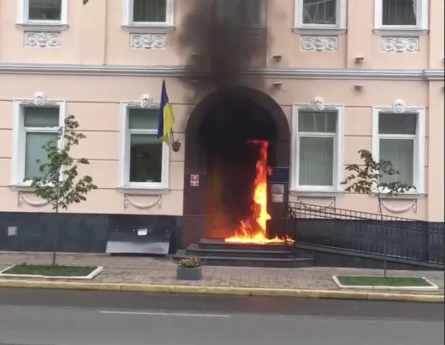 На Інститутській кинули «коктейль Молотова» в офіс омбудсмена (ВІДЕО)