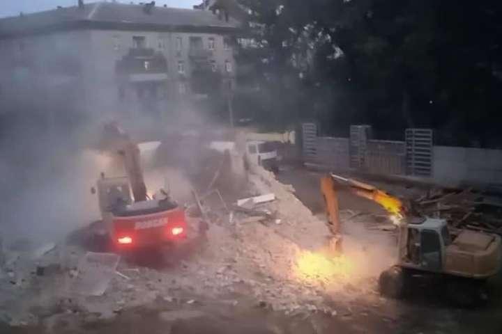 Садибу Барбана зрівняли з землею (ВІДЕО)