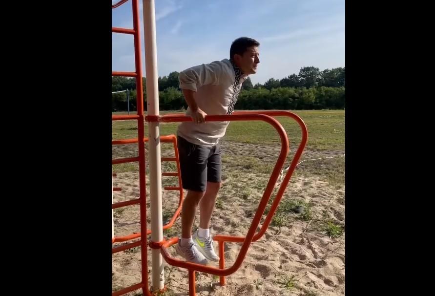 Зеленський віджався на брусах і запустив челлендж (ВІДЕО)