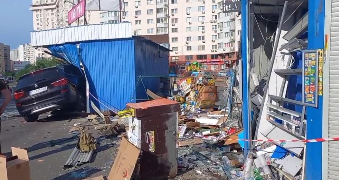 Водій BMW зніс кіоски з цигарками та квітами поблизу ТЦ “Піраміда” (ФОТО, ВІДЕО)