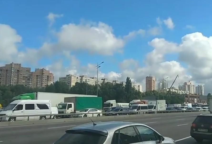 Проспект Бажана знову стоїть: величезний затор через ремонт Південного мосту (ФОТО, ВІДЕО)