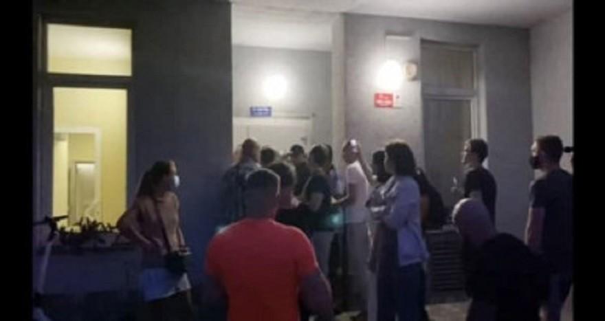 Поки поліція думала. Кияни закрили нелегальний хостел і вигнали тітушок (ФОТО)