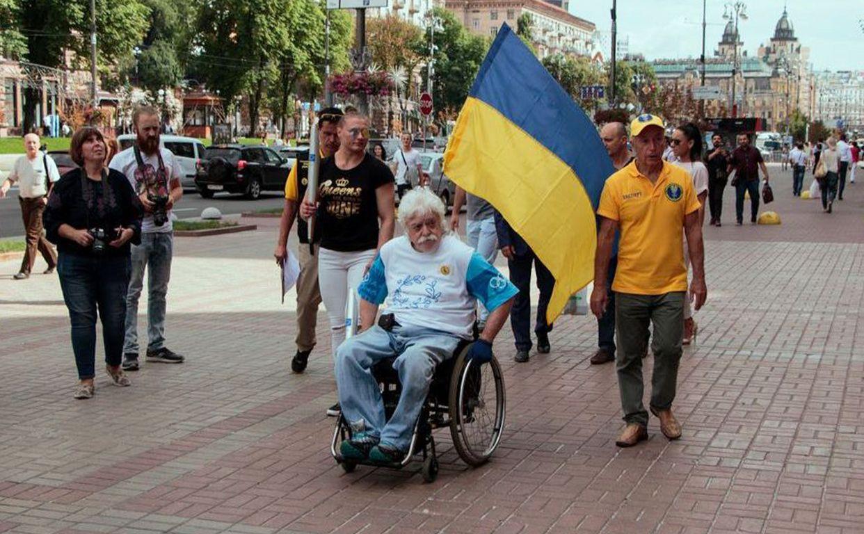 “Планета Земля — погляд з інвалідного візка”. На Хрещатику відкрили унікальну фотовиставку