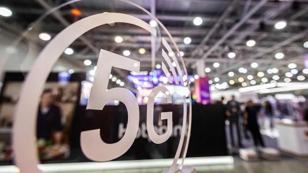 Вся надія на “чіпованих”. Шмигаль не знайшов грошей на 5G
