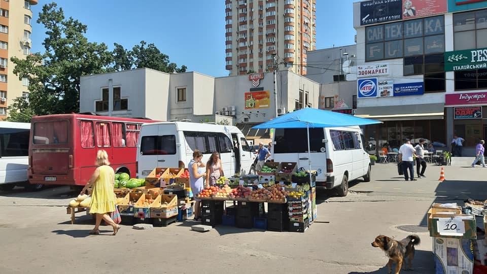 Хоч ганяйте, хоч не ганяйте. На Житомирській через торгашів зайти в метро – проблема