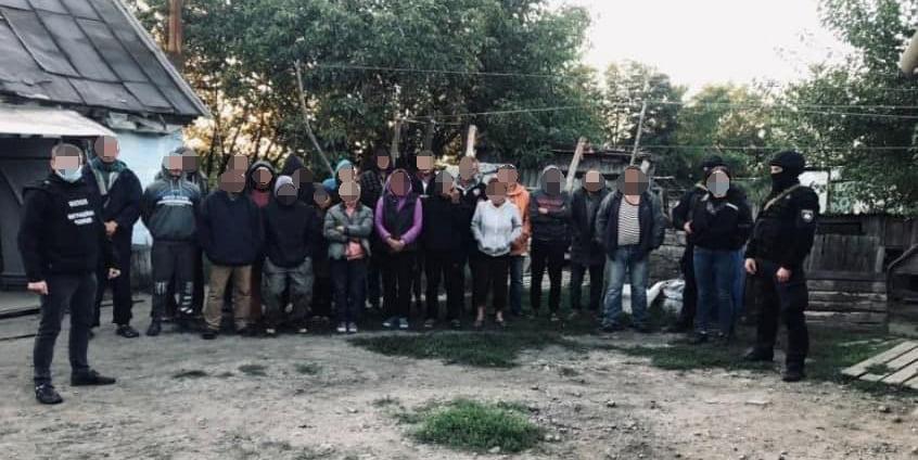 У Києві затримали “рабовласників”, які змусили на себе працювати 120 мимовільних бранців