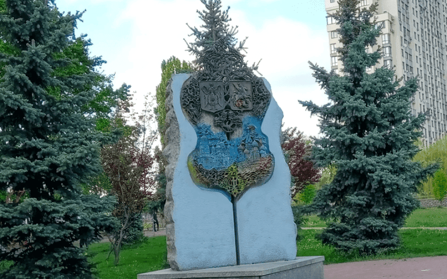 В Києві демонтували пам’ятник на честь дружби Києва та Москви (ФОТО)