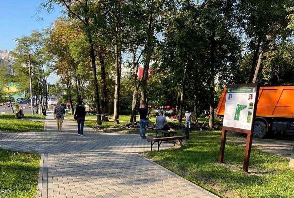 Алея із туй та новий флагшток. Після річного простою відновили ремонт у сквері на Чорнобильській