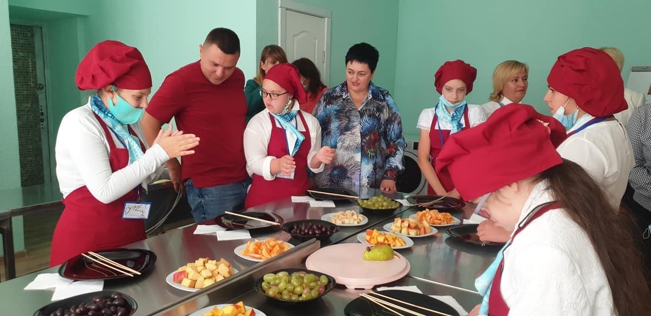 У Києві з’явилась незвичайна кав’ярня: відвідувачів обслуговують сонячні діти