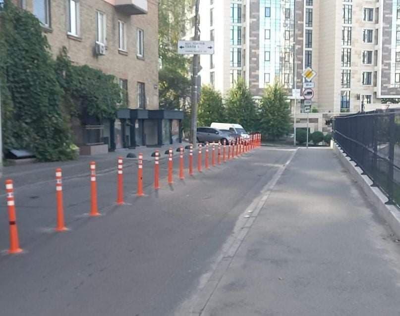 Пішоходи і водії повинні оцінити: вулицю на Печерську обладнали делініаторами
