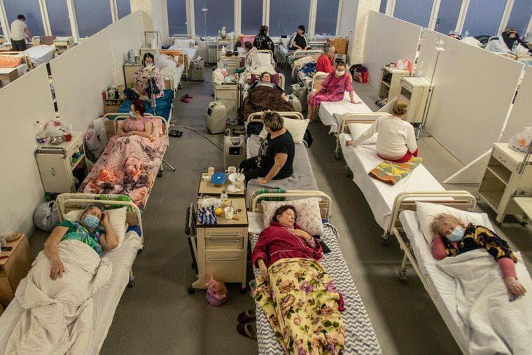 Україна виходить на пік третьої хвилі пандемії: скільки хворих за добу може бути за 2-3 тижні