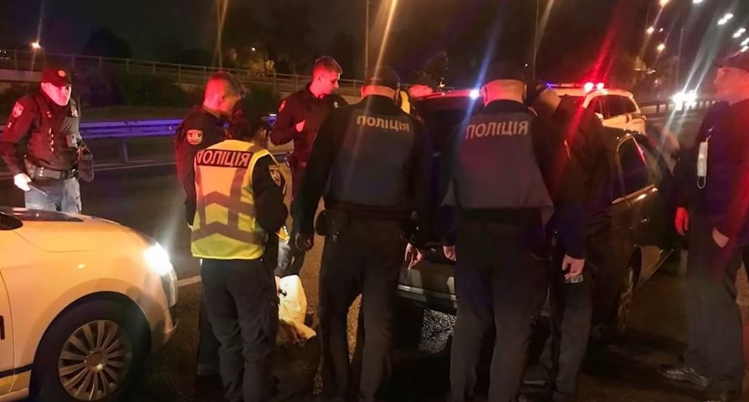 Зніс шлагбаум та стріляв у поліцейських: озброєного водія-мажора ловили на Київщині