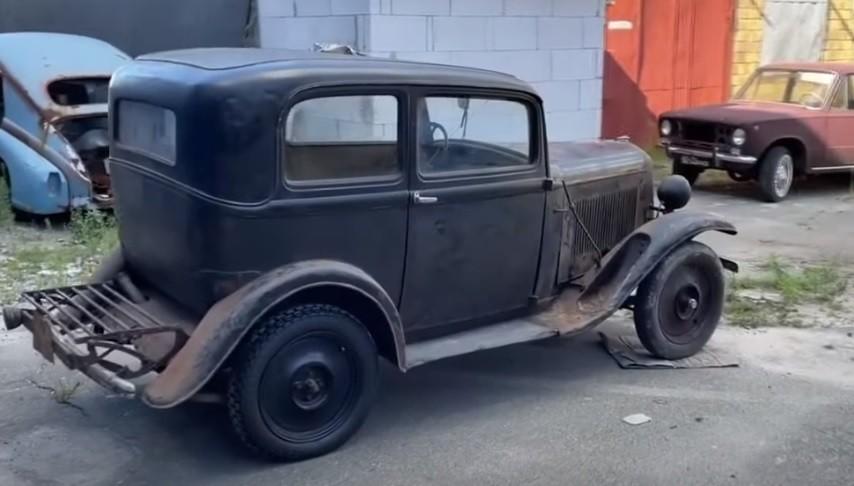 Припадала пилом майже 68 років: в Ірпені знайдено раритетну автівку (ВІДЕО)