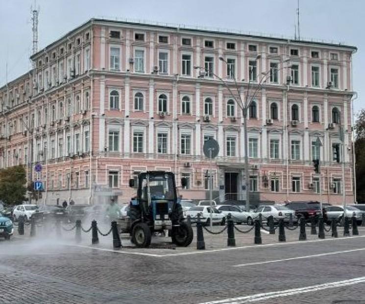 Знову фонтан з-під землі. Біля ГУ поліції на Софійській прорвало трубу (ФОТО)