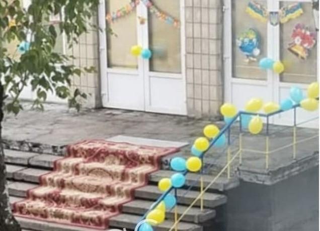 Доріжка до знань… просто в стіну. Кияни висміяли абсурдний першовересневий декор