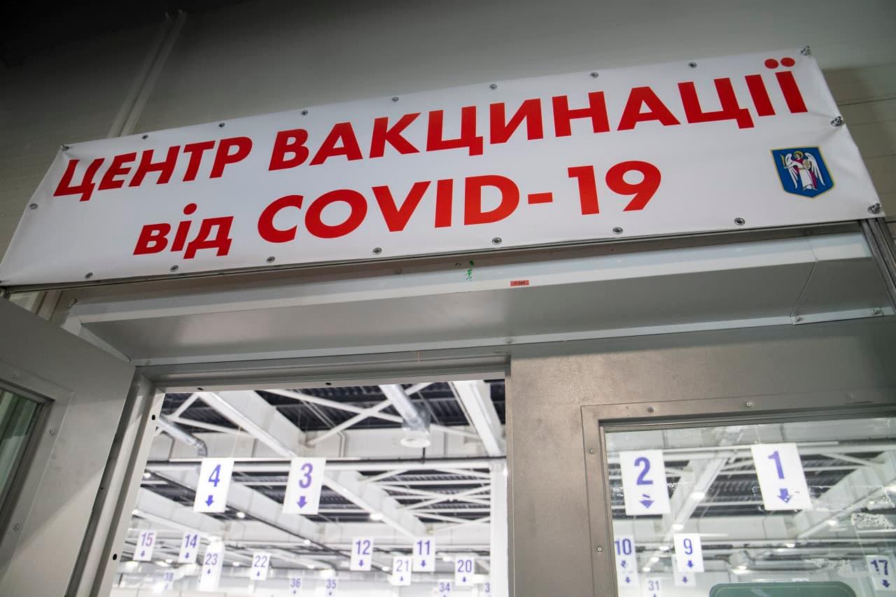 “Вовина тисяча” збільшується: влада пообіцяла виплати за бустерну дозу