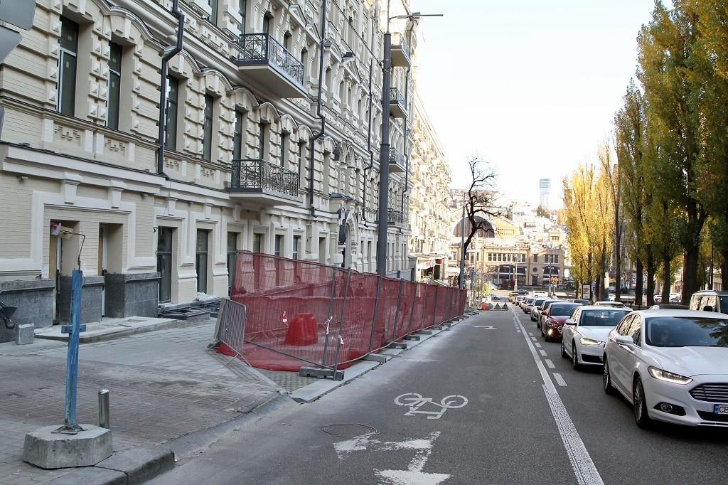 Нова “гаряча точка” у Києві? Поліція разом з тітушками захищала від активістів паркан забудовника на бульварі Шевченка