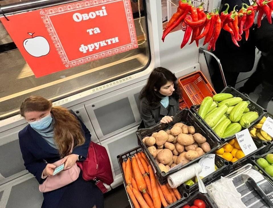 Киян шокували салон краси і торгові точки у переповнених вагонах метро – що це було
