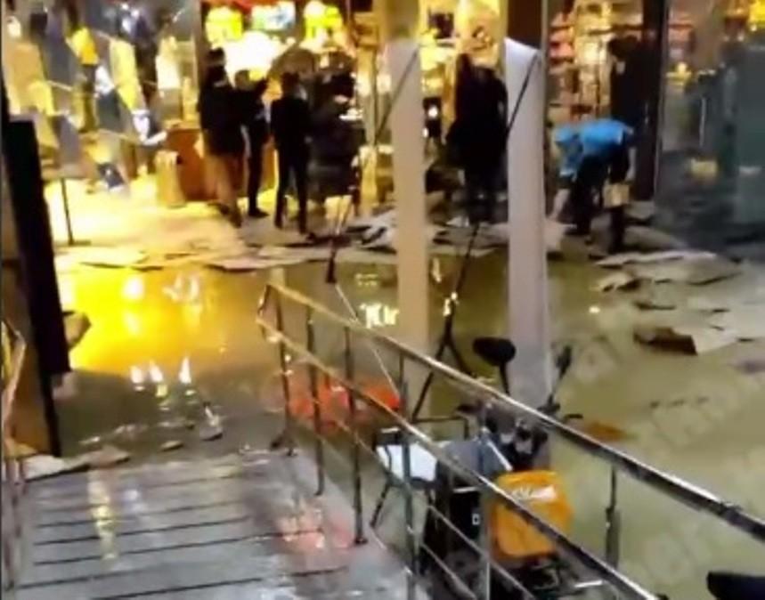 Водоспад і озера: супермаркет на Драгоманова залило водою (ВІДЕО)