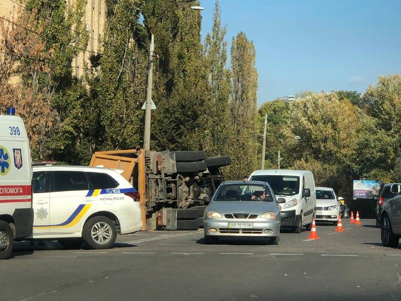 Жахлива ДТП на Кайсарова: Вантажівка із землею перекинулася на легковушку (ВІДЕО)
