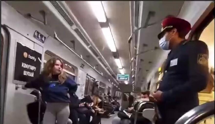 Була без маски. У столичному метро пасажирку вигнали з вагона (ВІДЕО)