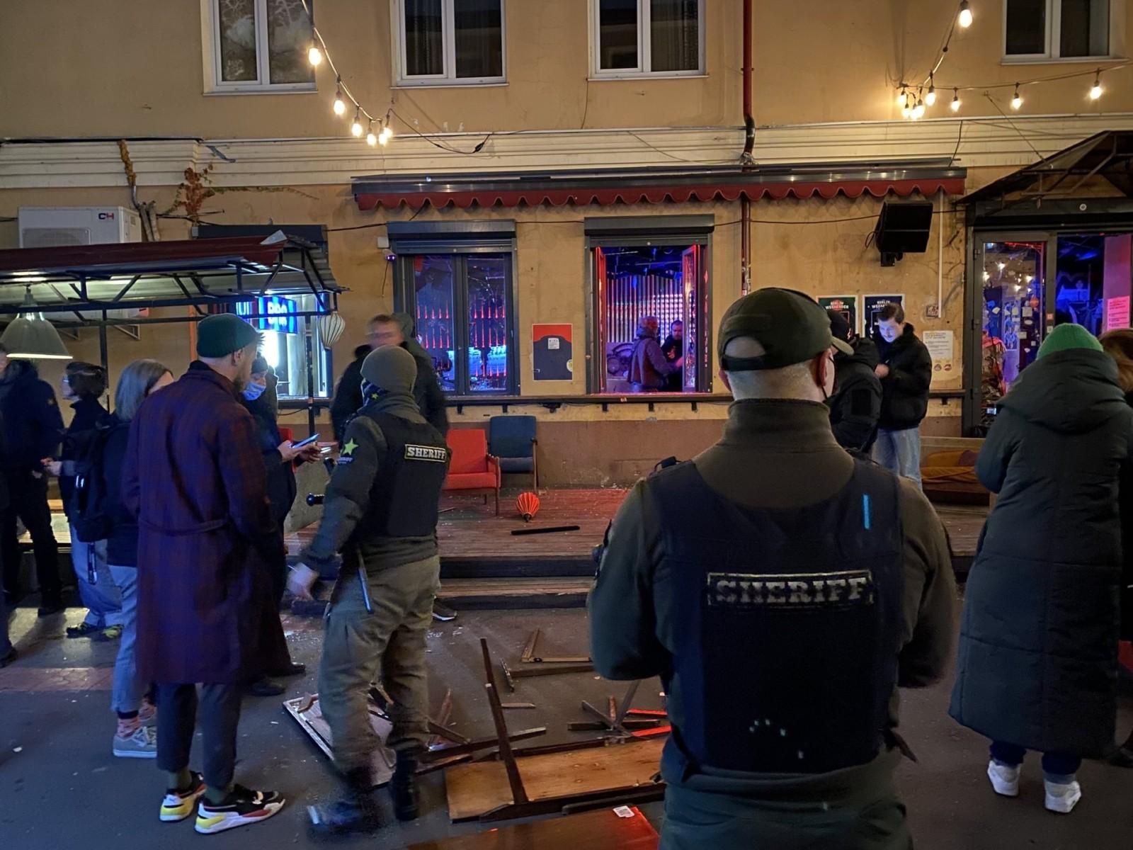 Невідомі напали на бар хвильовий: побили вікна, потрощили меблі, двері