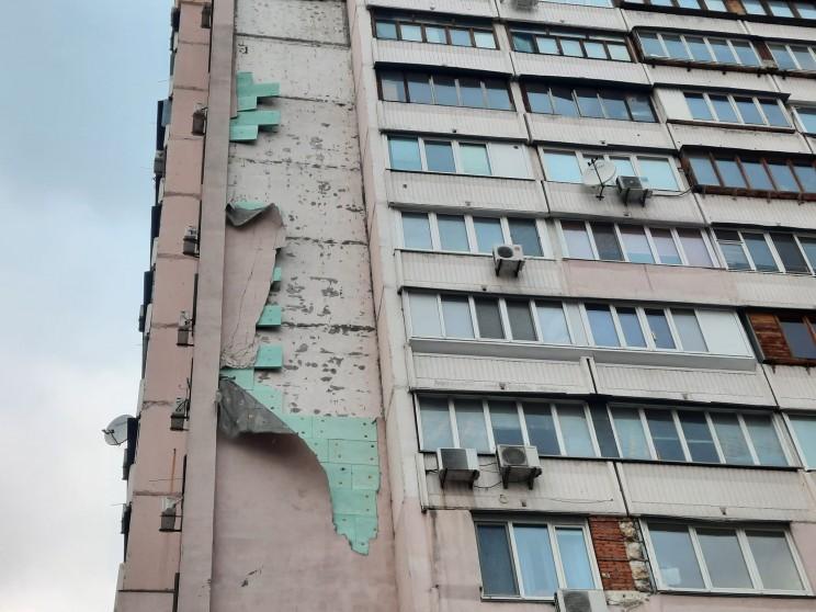 Сильний вітер зірвав утеплювач з багатоповерхівки на Дарниці