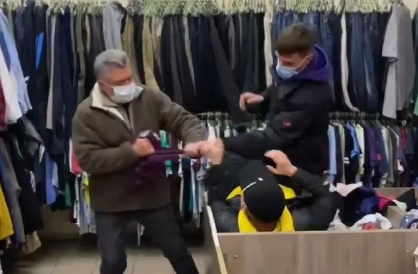 Відео дня. Двоє хлопців побились за футболку в магазині секонд-хенду